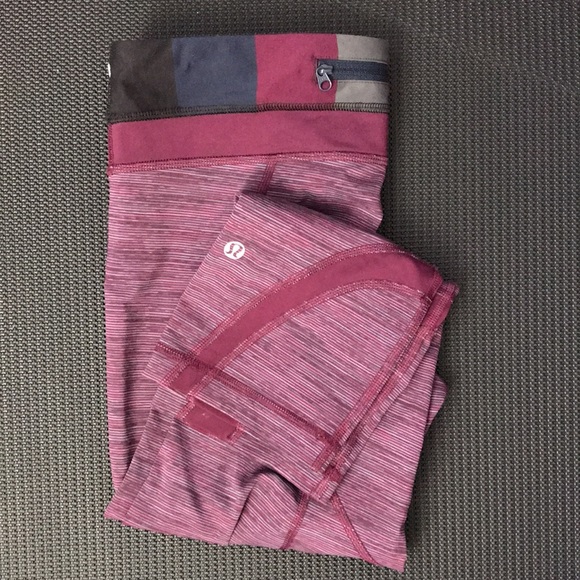 ⭐️2 for 35⭐️ Lululemon crop capris - Picture 11 of 11